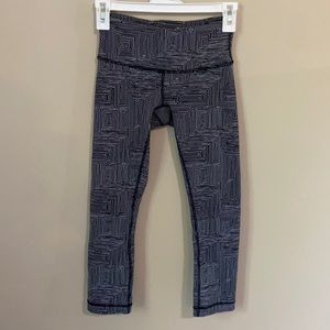 Lululemon Geometric Print Black Legging Capris 2